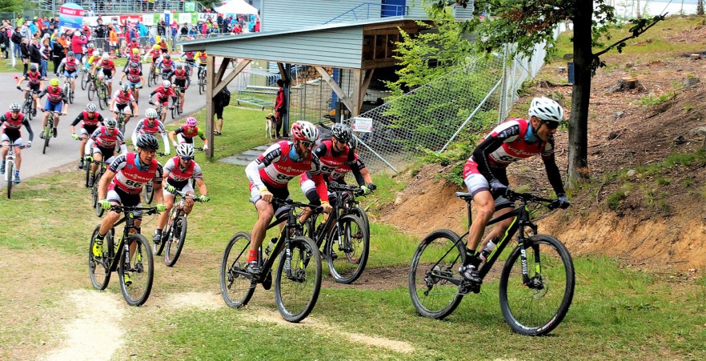 Start hromadného závodu v podání mužů. Ondřej Moravec na špici "pelotonu".