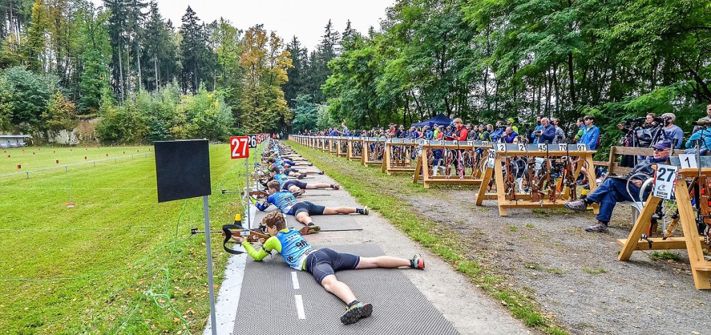 Start supersprintu. Poloha vleže na úvod...