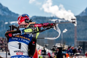 V akci mistr světa ze sprintu Benedikt Doll a dominanta Hochfilzenu...