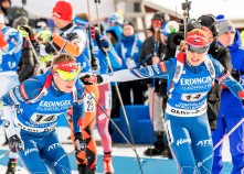 Start smíšené štafety. Eva Puskarčíková vlevo dole