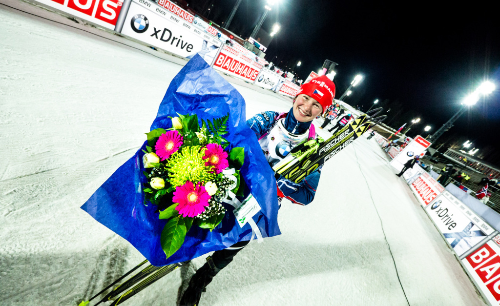 Spokojená Veronika Vítková po květinovém ceremoniálu a druhém místě v dnešním sprintu. (C) Český biatlon, Petr Slavík