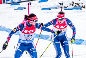 Jitka Landová předává štafetu české finišmance Veronice Vítkové. Foto: Český biatlon, Petr Slavík