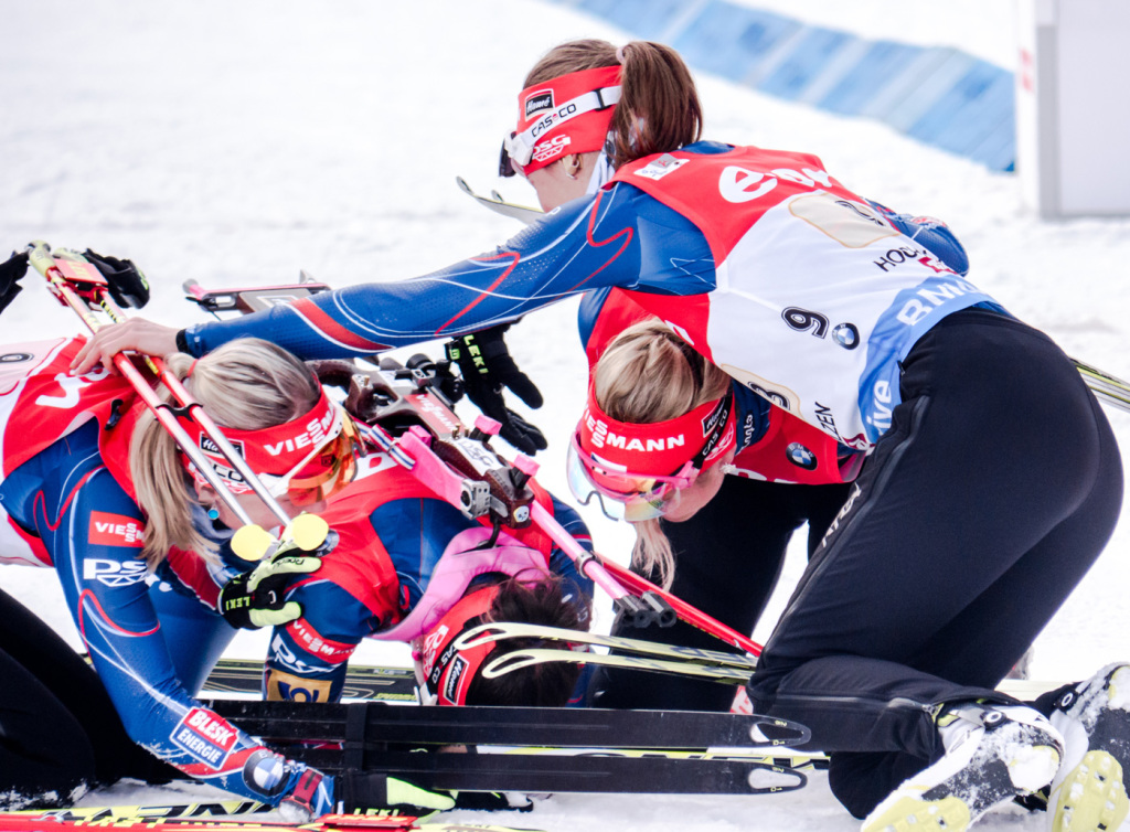 České kvarteto Puskarčíková, Soukalová, Landová a Vítková se raduje z bronzové medaile v cíli štafetového závodu v Hochfilzenu. Foto: Český biatlon, Petr Slavík