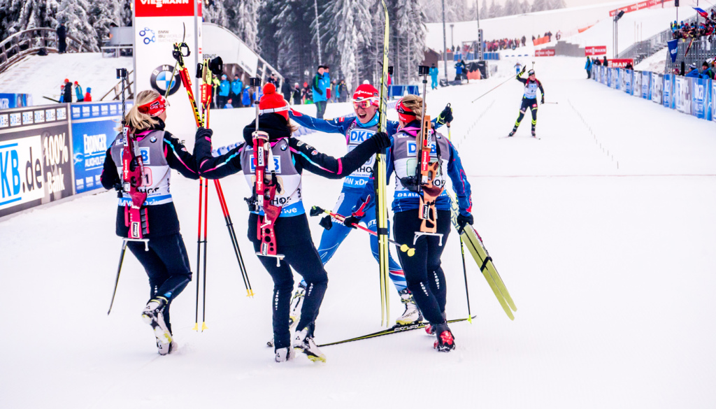 Vítězné objetí českého kvarteta v cíli závodu štafet v Oberhofu. Foto: Český biatlon, Petr Slavík. 