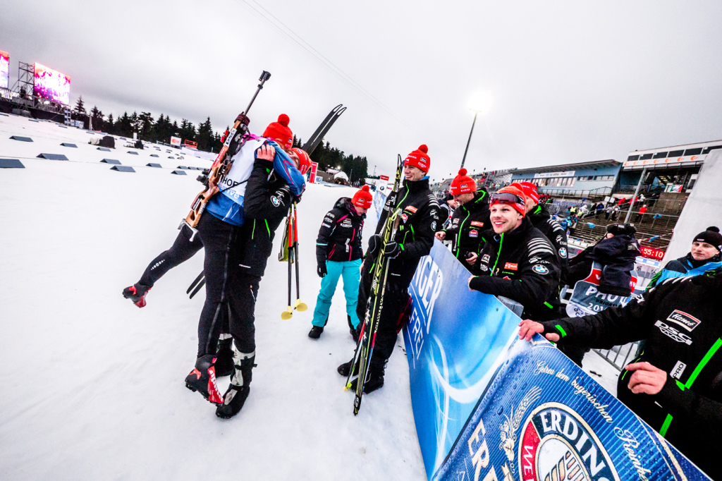 Vítězné objetí Zdeňka Vítka s Veronikou při květinovém ceremoniálu. Foto: Český biatlon, Petr Slavík