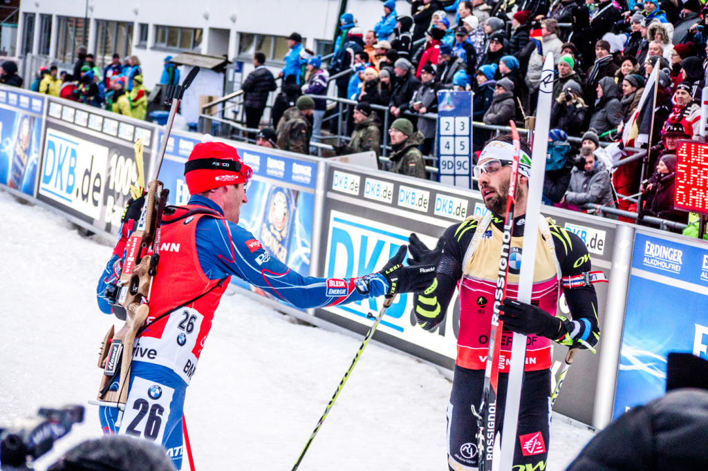 Souboj s pozdějším vítězem Martinem Fourcadem se až do druhé střelby zásluhou vynikajícího běhu vyvíjel ve prospěch Michala Šlesingra. Foto: Český biatlon, Petr Slavík