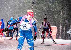 V úvodu závodu se Gabriela Soukalová pohybovala na čele startovního pole. Foto: Český biatlon, Petr Slavík