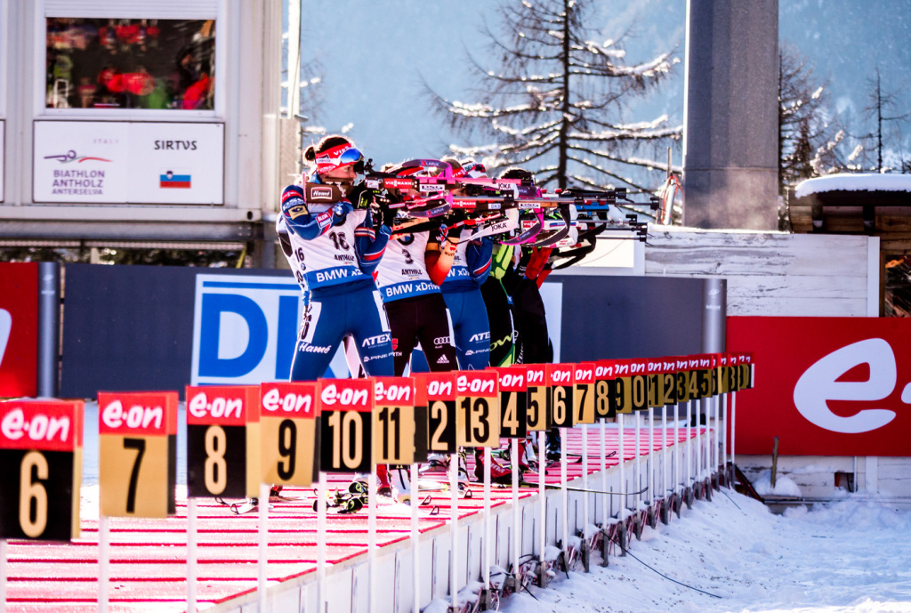 1-1-1-1. Dnešní bilance Veroniky Vítkové na střelnici nedávala naději na výrazný posun výsledkovou listinou. Foto: Český biatlon, Petr Slavík