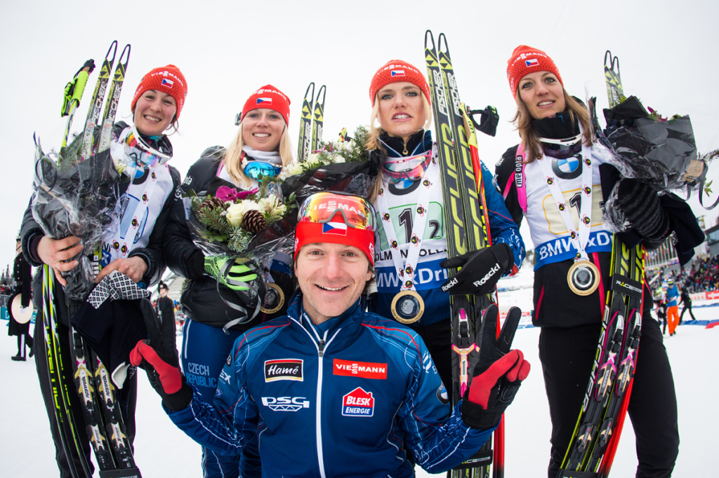 Zdeněk Vítek se svými svěřenkyněmi v cíli vítězného závodu štafet na Holmenkollenu. Foto: Český biatlon, Michal Červený