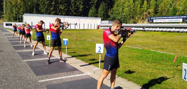 Závody, testy a teď pár dní volna. Čeští biatlonisté sbírají síly před cestou do Itálie