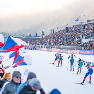 P1080639_krcmar_michal_ceske_vlajky_fanousci_stafeta_muzu_sp_ruhpolding_2025_ps