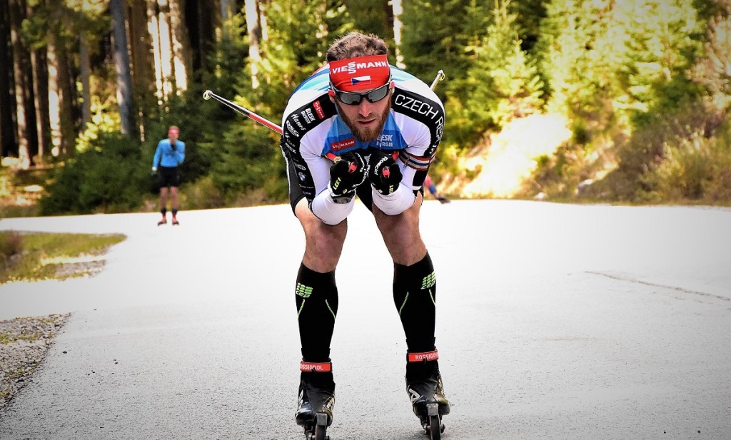 Michal Šlesingr v plné rychlosti na kolečkových lyžích