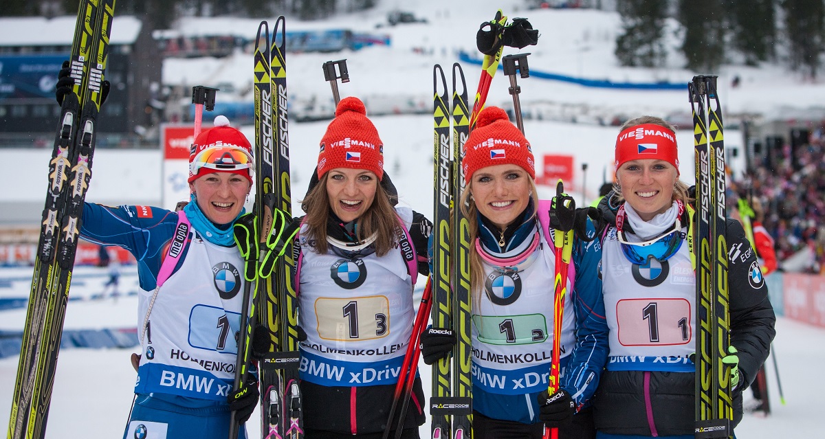 Štafetové sestava českých žen ve svém nejúspěšnějším složení - zleva: Veronika, Jitka, Gabriela a Eva. Na snímku se děvčata radují po třetím vítězství v SP 2014/15 při zastávce v norském Oslu
