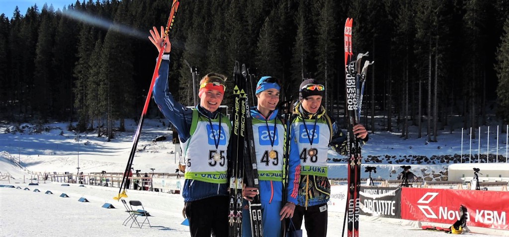 Ondřej Šantora a jeho stříbrná radost po sprintu Junior IBU Cupu v Pokljuce. Uprostřed vítězný Rus Kirill Strelcov, vpravo třetí Anton Dudčenko z Ukrajiny