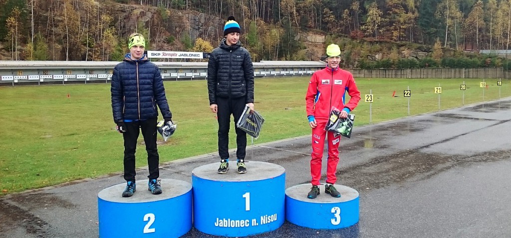 Dorostenci mladší: uprostřed Luděk Abrahám z Letohradu, kterému sekundují jilemničtí Miloš Pokorný (vlevo) a Jakub Kudrnáč