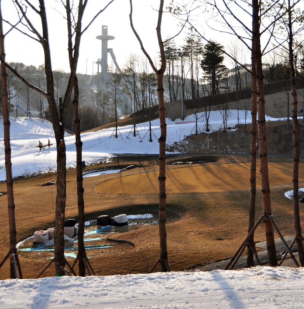 Skokanský můstek, biatlonové tratě, golfový green a les, který v Koreji neroste, nýbrž se staví...