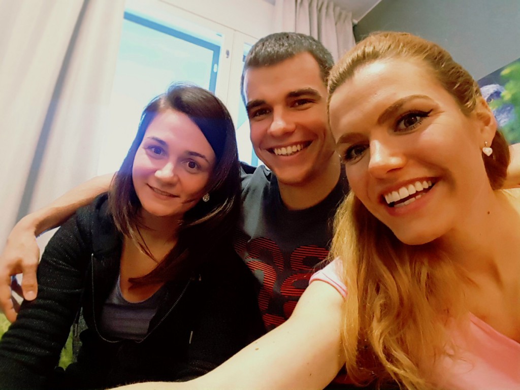 Selfie z Vuokatti - Gabriela Koukalová ve společnosti masérky Petry Sedláčkové a Michala Krčmáře