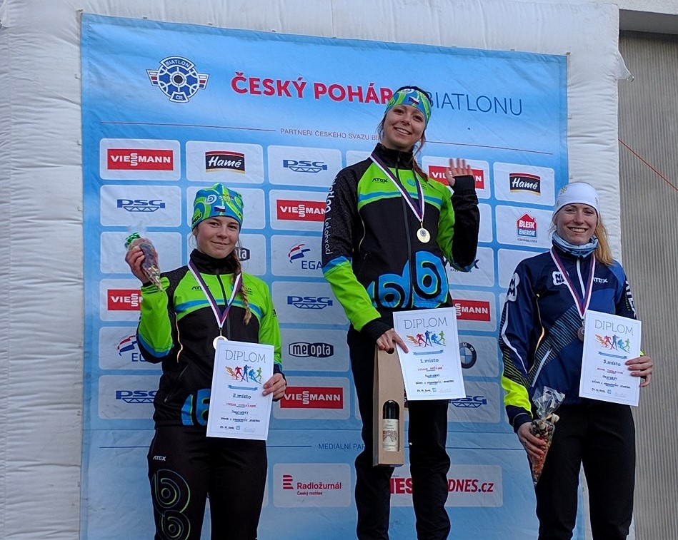 Stupně vítězů juniorek, první Simona Maříková, druhá Tereza Vinklárková (obě z Letohradu) a třetí domácí Anna Tkadlecová