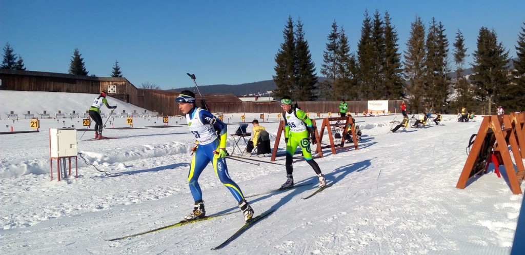 Bára Babánková (57) a Karolína Mikulová (55( na trati stíhacího závodu mladších dorostenek. Karolína vyhrála, Bára obsadila třetí místo