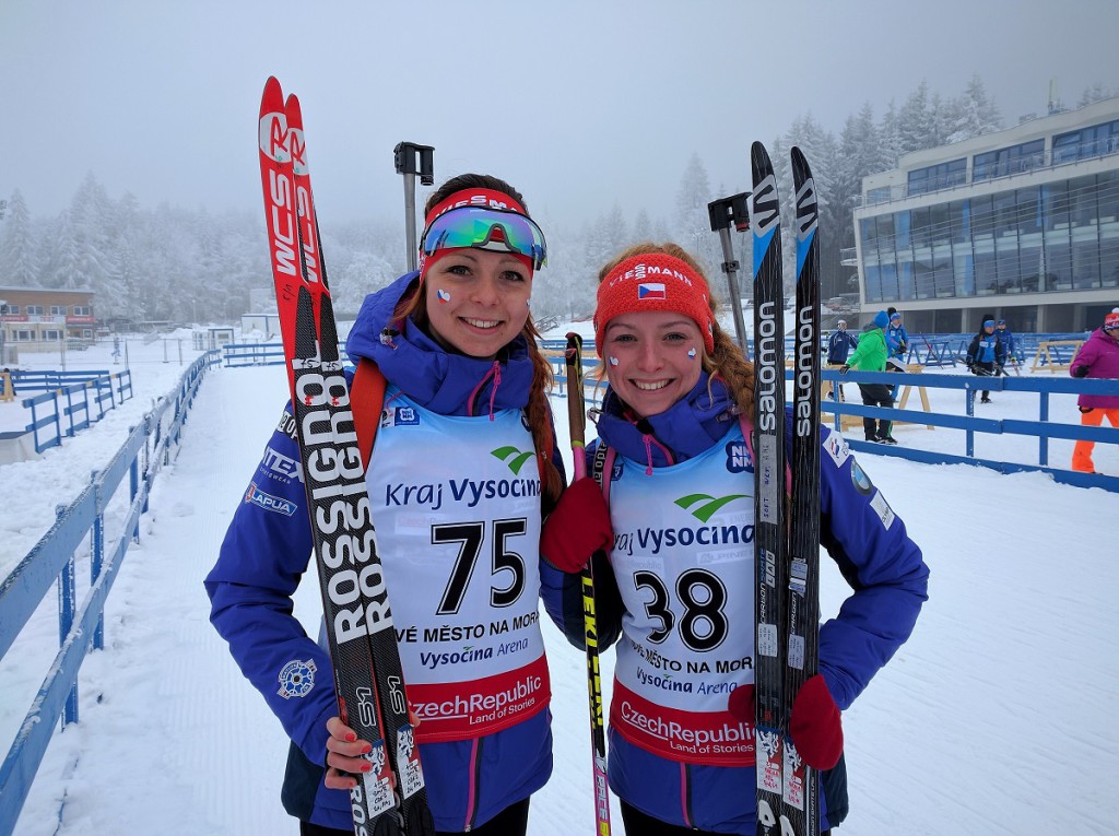 Markéta Davidová (vpravo) a Simona Maříková bezprostředně před vyhlášením výsledků vytrvalostního závodu