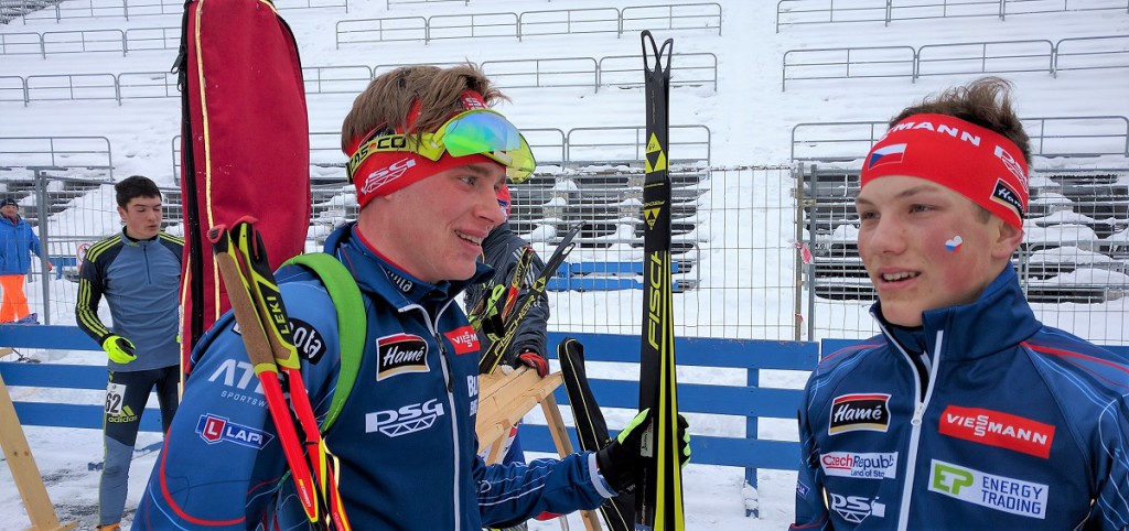 Ondřej Šantora (vlevo) a Jakub Štvrtecký mají ve tváři rozpaky. Uvědomují si, že závod se jim po střelecké stránce nepovedl 