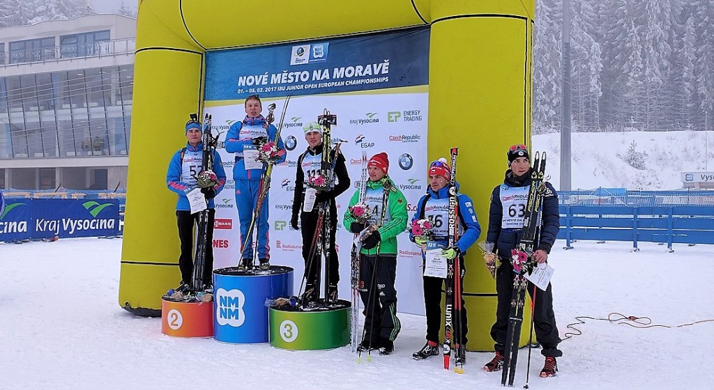 Milan Žemlička (druhý zprava) na pódiu pro šest nejlepší vytrvalostního závodu MEJ 2017