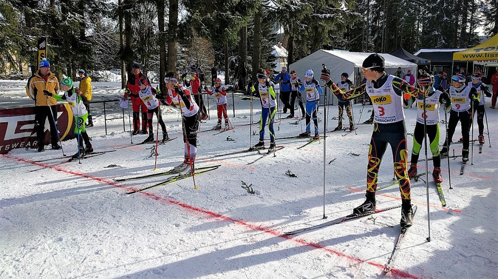 Start štafet dvojic v kategorii žáci B. Vpředu s číslem 3 nejúspěšnější účastník MČR Matyáš Martan