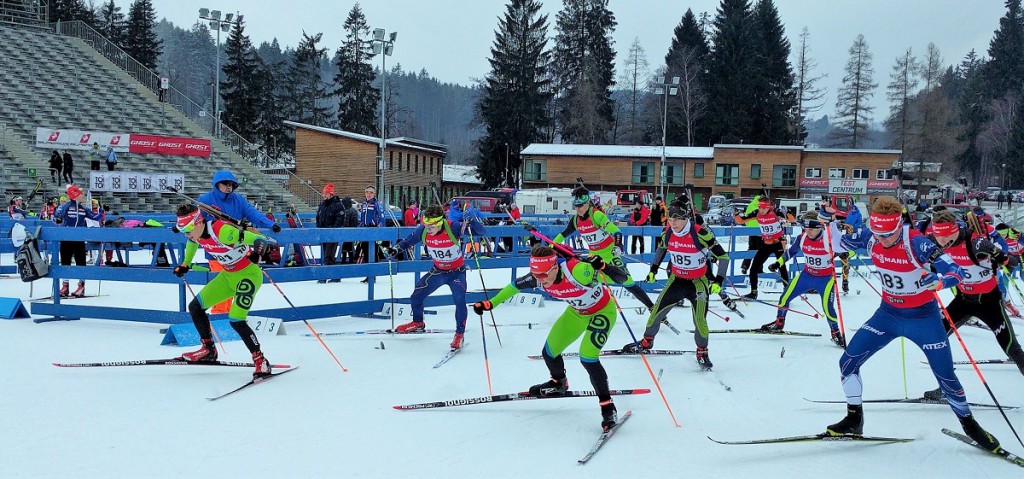 Start závodu s hromadným startem kategorie juniorů. Zleva: Mikuláš Karlík (vítěz sprintu), Jakub Štvrtecký (pozdější vítěz) a Vítězslav Hornig. 