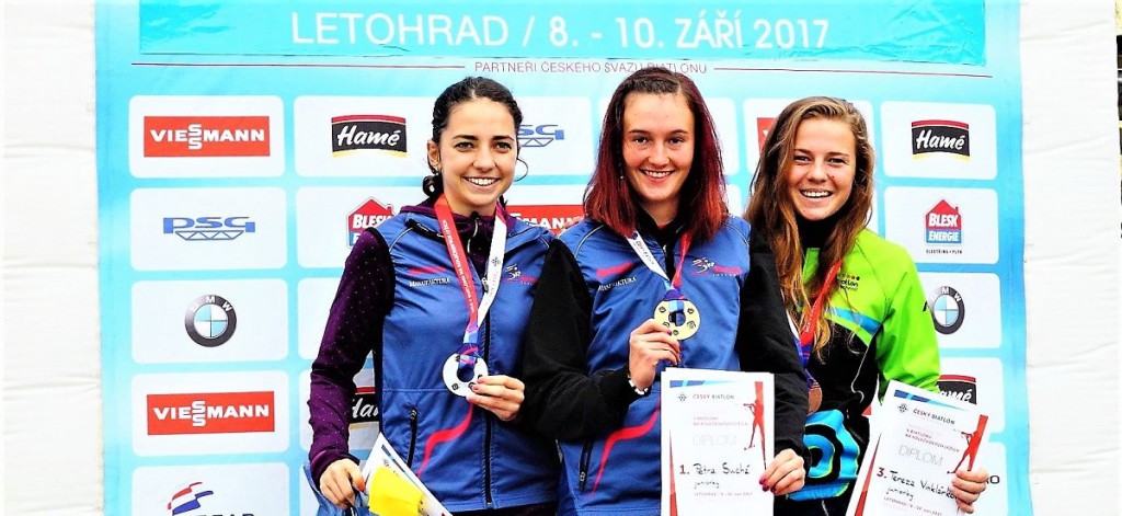 Úspěšné juniorky z MČR 2017 na kolečkových lyžích ve stíhacím závodě. Zleva: Eliška Svobodová, Petra Suchá a Tereza Vinklárková