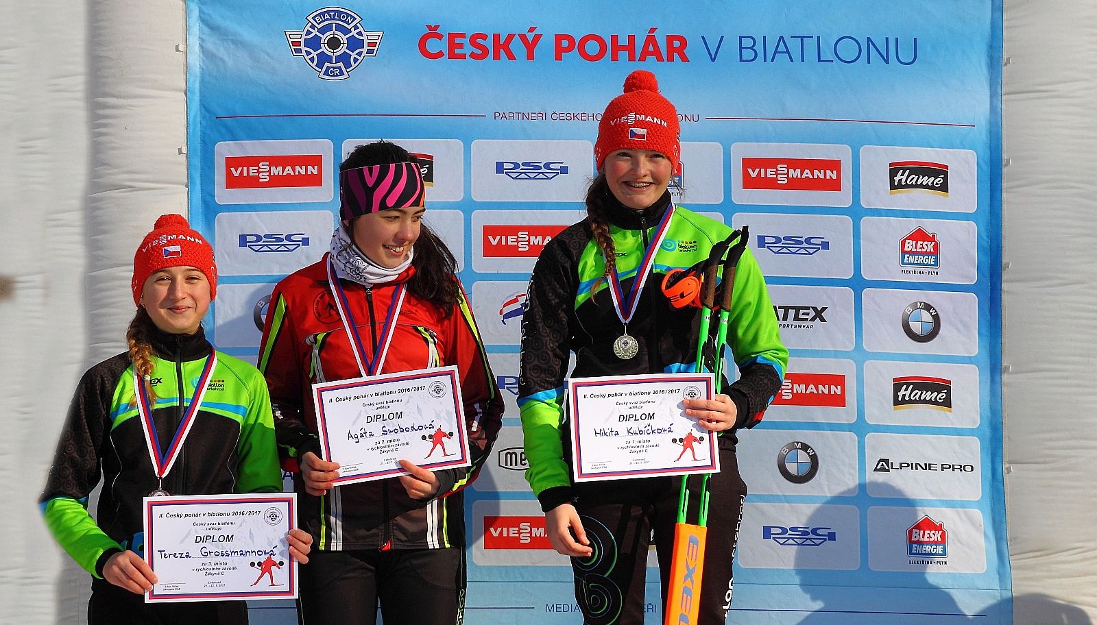 V kategorii starších žákyň dosáhla dvojnásobného prvenství Nikita Kubíčková z Letohradu. Při sprintu ji na stupních vítězů doprovodily Tereza Grossmannová z domácího klubu a Agáta Svobodová z Harrachova, které se podělily o druhé místo