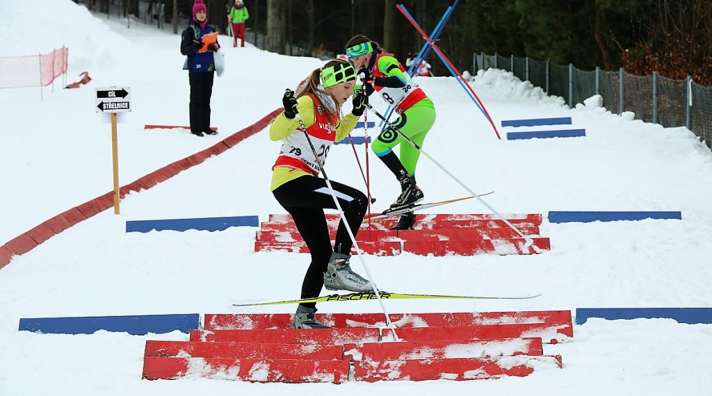Momentka z "crossbiathlonu". Na snímku Alběžeta Juřičková z klubu Vestín Bobrky (29) a Agáta Moskovová z Letohradu