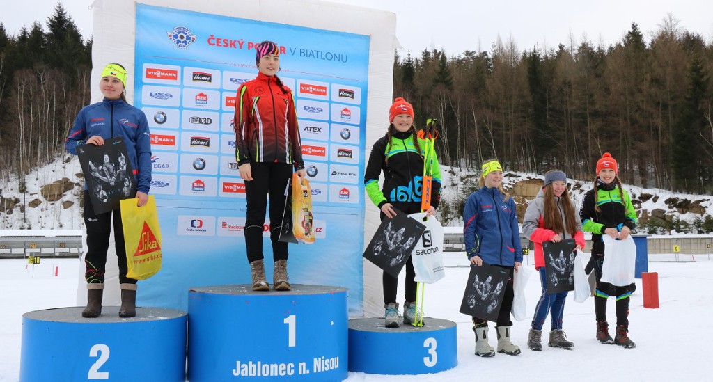 Stupně vítězů starších žákyň po sprintu. 1. Agáta Svobodová, 2. Gabriela Masaříková, 3. Nikita Kubíčková
