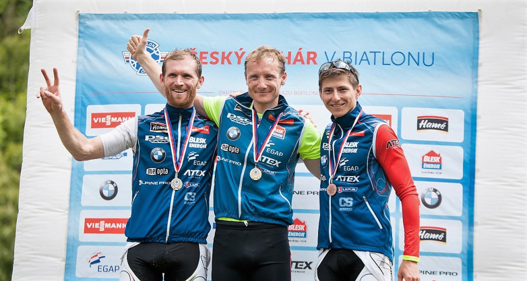 Stupně vítězů MČR v biatlonu na horských kolech 2016 - zleva: Michal Šlesingr (2.), Ondřej Moravec (1.) a Lukáš Kristejn (3.) 