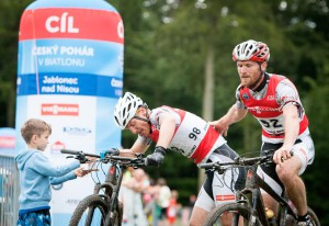 Ondřej Moravec a Michal Šlesingr (vpravo) v cíli MČR MTB 2016