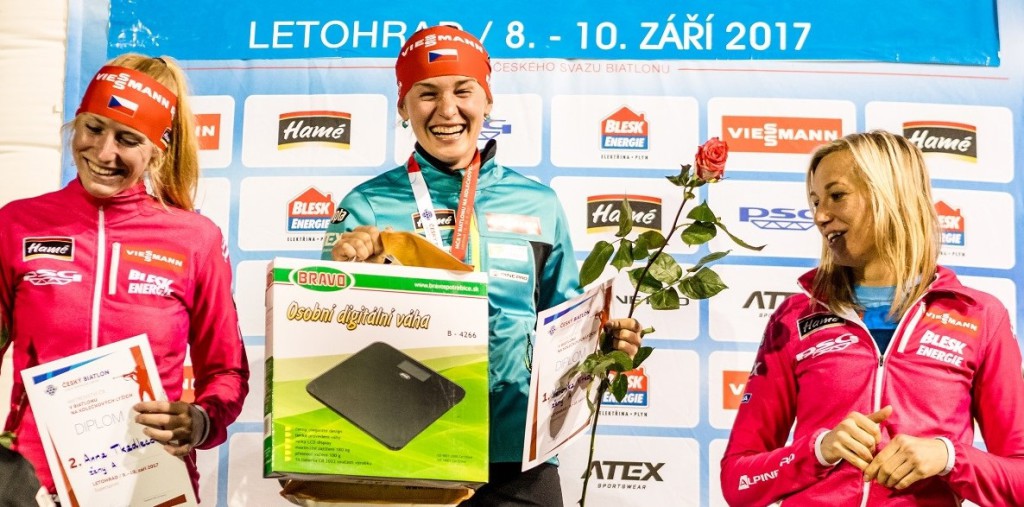 Nejlepší trio supersprintu žen. Zleva: Anna Tkadlecová (2.), Veronika Vítková (1.), Veronika Zvařičová (3.)