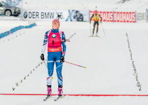 Únava, úleva vítězství. Gabriela Koukalová na cílové metě stíhacího závodu.