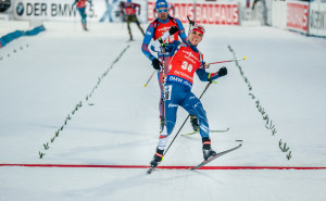 Skvělému ruskému biatlonistovi Antonu Šipulinovi ukázal Michal Krčmář záda