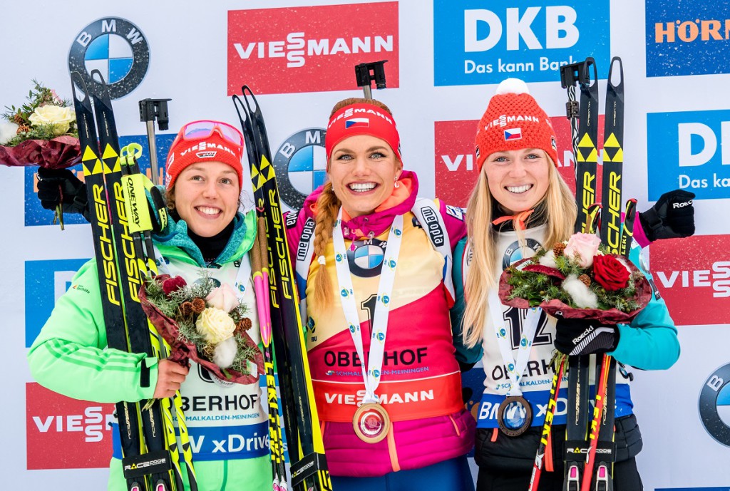 Eva Puskarčíková na stupních vítězů ve společnosti první a druhé ženy průběžné klasifikace Světového poháru!