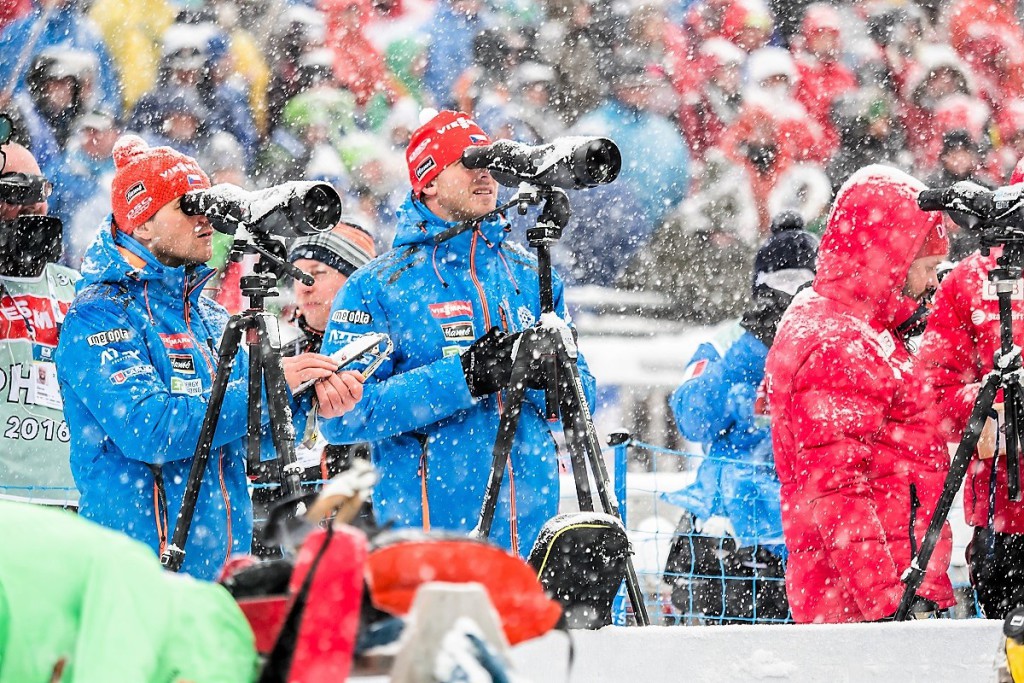 Sprint žen na 7,5 km se odehrál na přírodním sněhu. Pozorně to sledují též Zdeněk Vítek (vlevo) a Ondřej Rybář