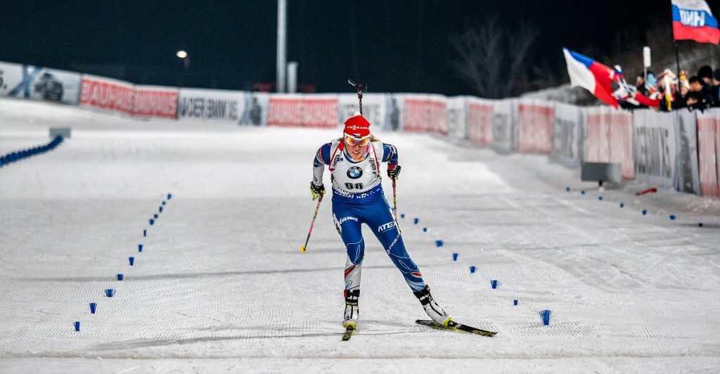 Eva Puskarčíková finišuje, v pozadí česká vlajka!