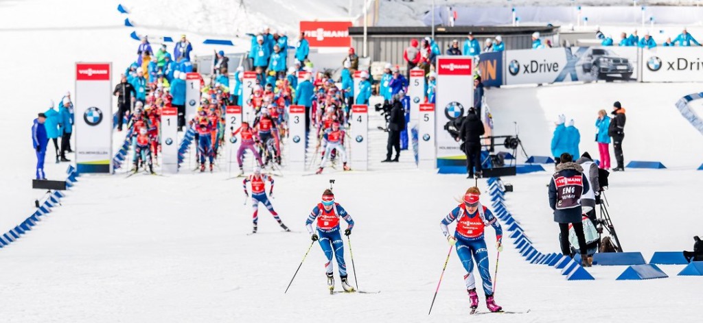 Start stíhacího závodu žen - Gabriela Koukalová a Veronika Vítková ukrajují první desítky metrů z 10 km dlouhého závodu