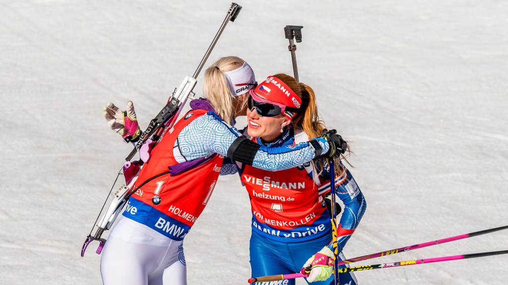 Gabriela Koukalová blahopřeje vítězné Mari Laukkanenové. Pro Finku měl triumf hořkou příchuť. V noci na dnešek zemřel střelecký trenér finské reprezentace Asko Nuutinen