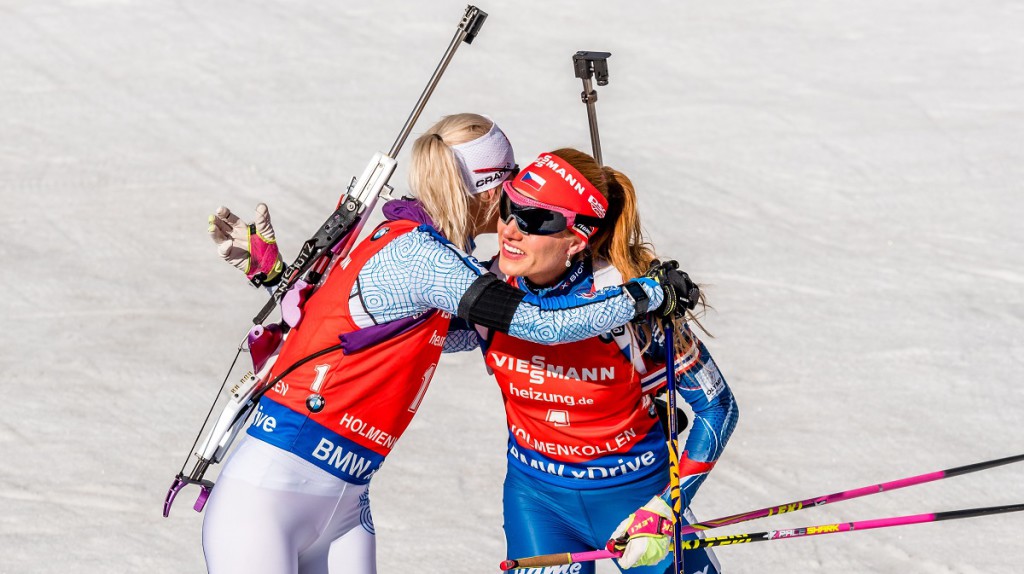 Gabriela Koukalová blahopřeje vítězné Mari Laukkanenové. Pro Finku měl triumf hořkou příchuť. V noci na dnešek zemřel střelecký trenér finské reprezentace Asko Nuutinen 