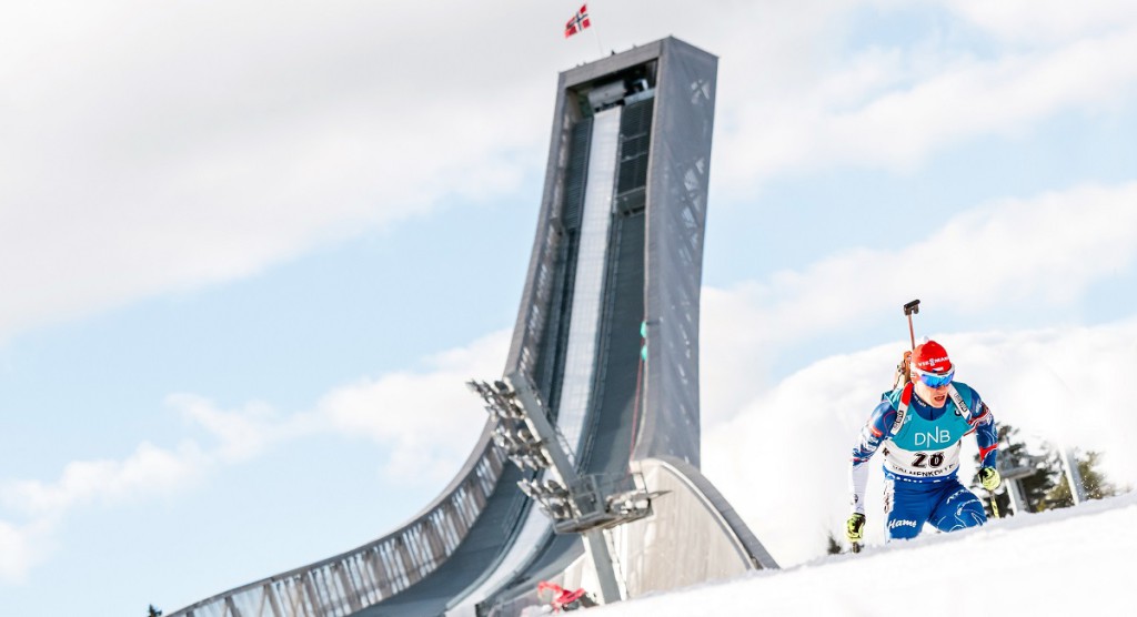 Michal Krčmář na trati stíhacího závodu se siluetou slavného skokanského můstku na Holmenkollenu za zády