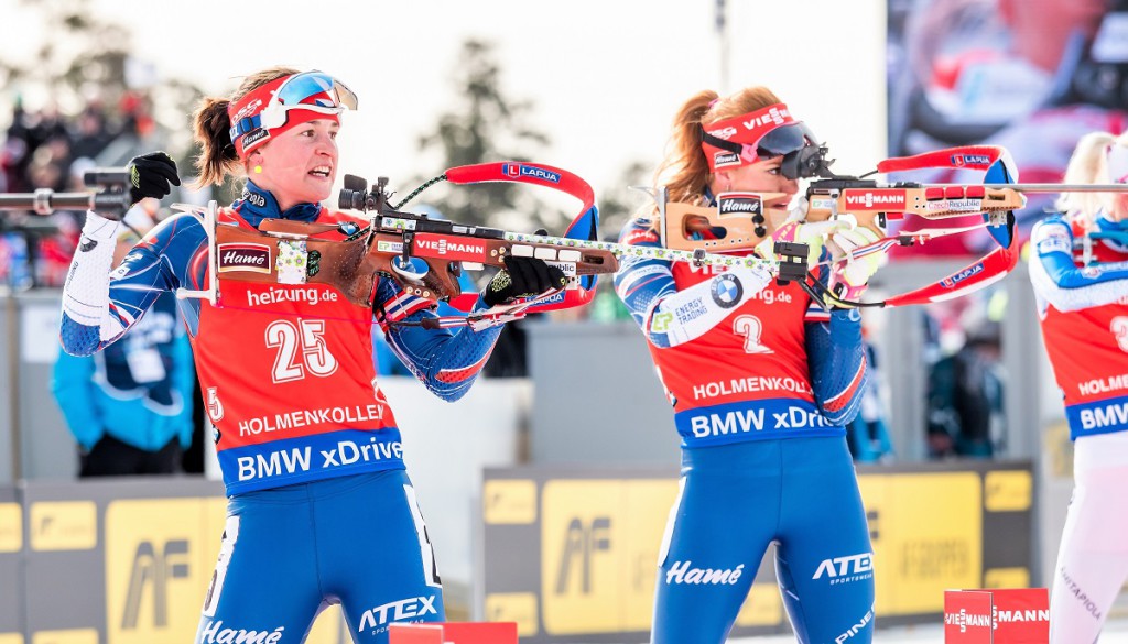 České duo v akci na střelnici. Vpředu Veronika Vítková, za ní Gabriela Koukalová