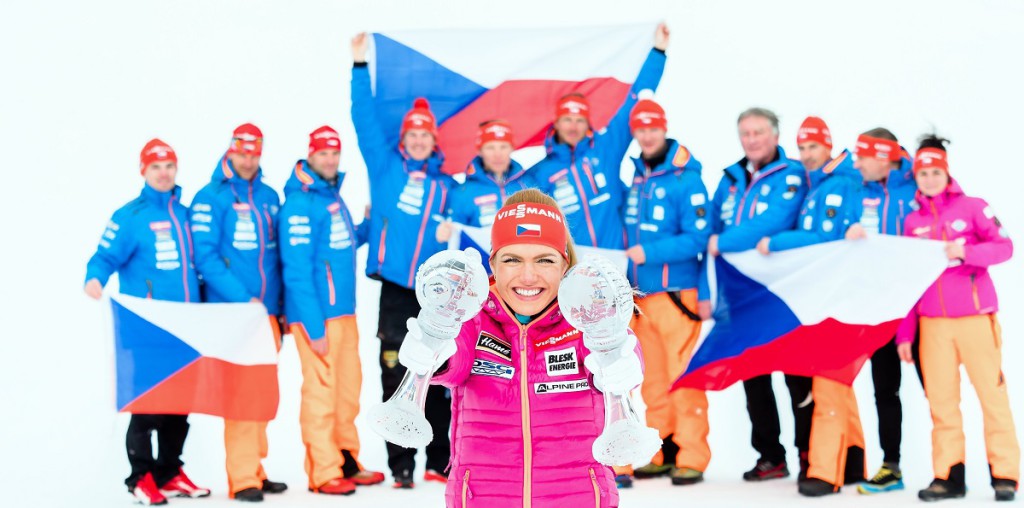 Gabriela Koukalová se svými křišťálovými glóby za sezónu 2016/17