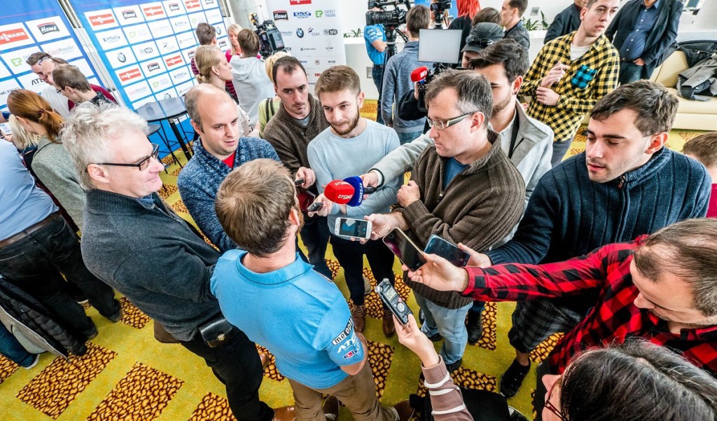 Michal Šlesingr v zajetí novinářů