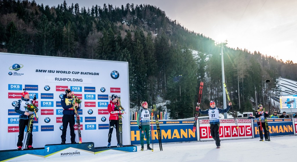 Ondřej MOravec (vpravo) a Michal Krčmář (s lyžemi nad hlavou) společně na velkém pódiu