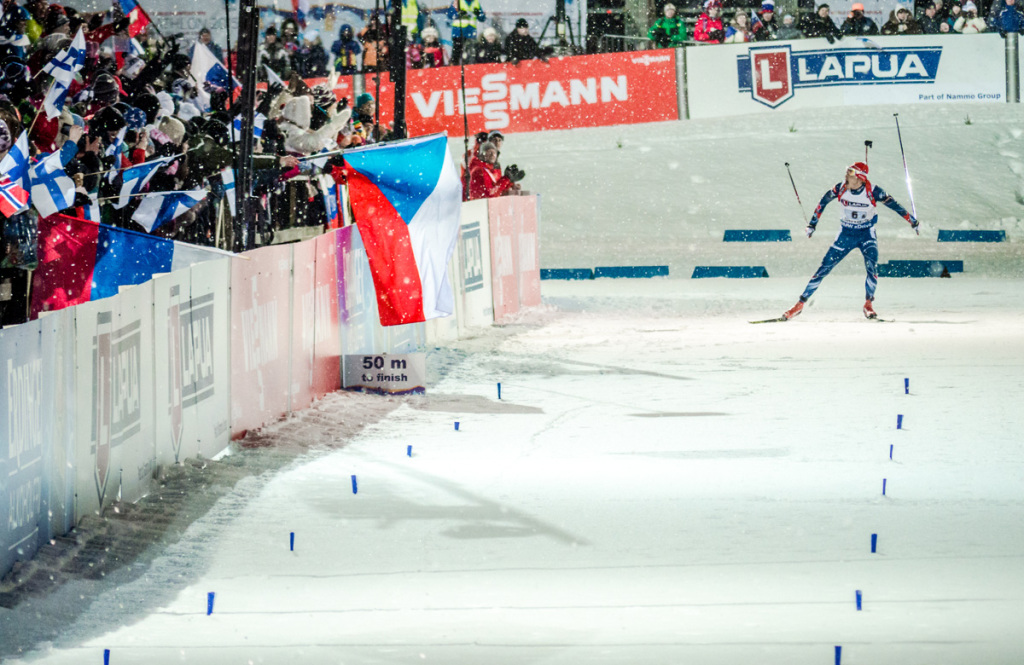 Jediná česká vlajka čeká, až si ji finšman české štafety Ondřej Moravec převezme. Foto: Český biatlon, Petr Slavík
