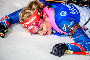 Gabriela Soukalová zcela vyčerpaná v cíli. Foto: Český biatlon, Petr Slavík